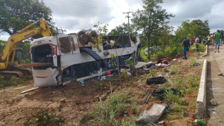 Sete pessoas morrem após ônibus de turismo tombar na BR-135, no Sul do Piauí