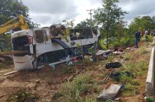 Sete pessoas morrem após ônibus de turismo tombar na BR-135, no Sul do Piauí (Foto: Portal Ponto X)