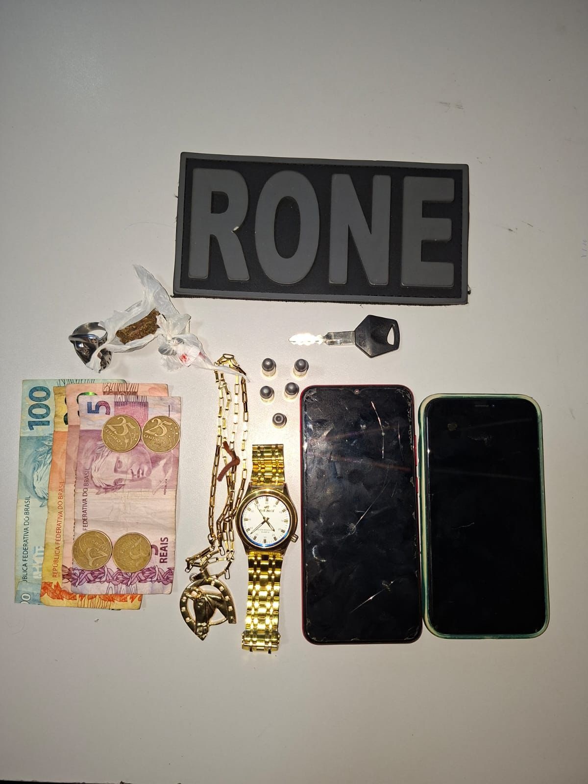 Adolescente é apreendido com drogas, munições e objetos roubados