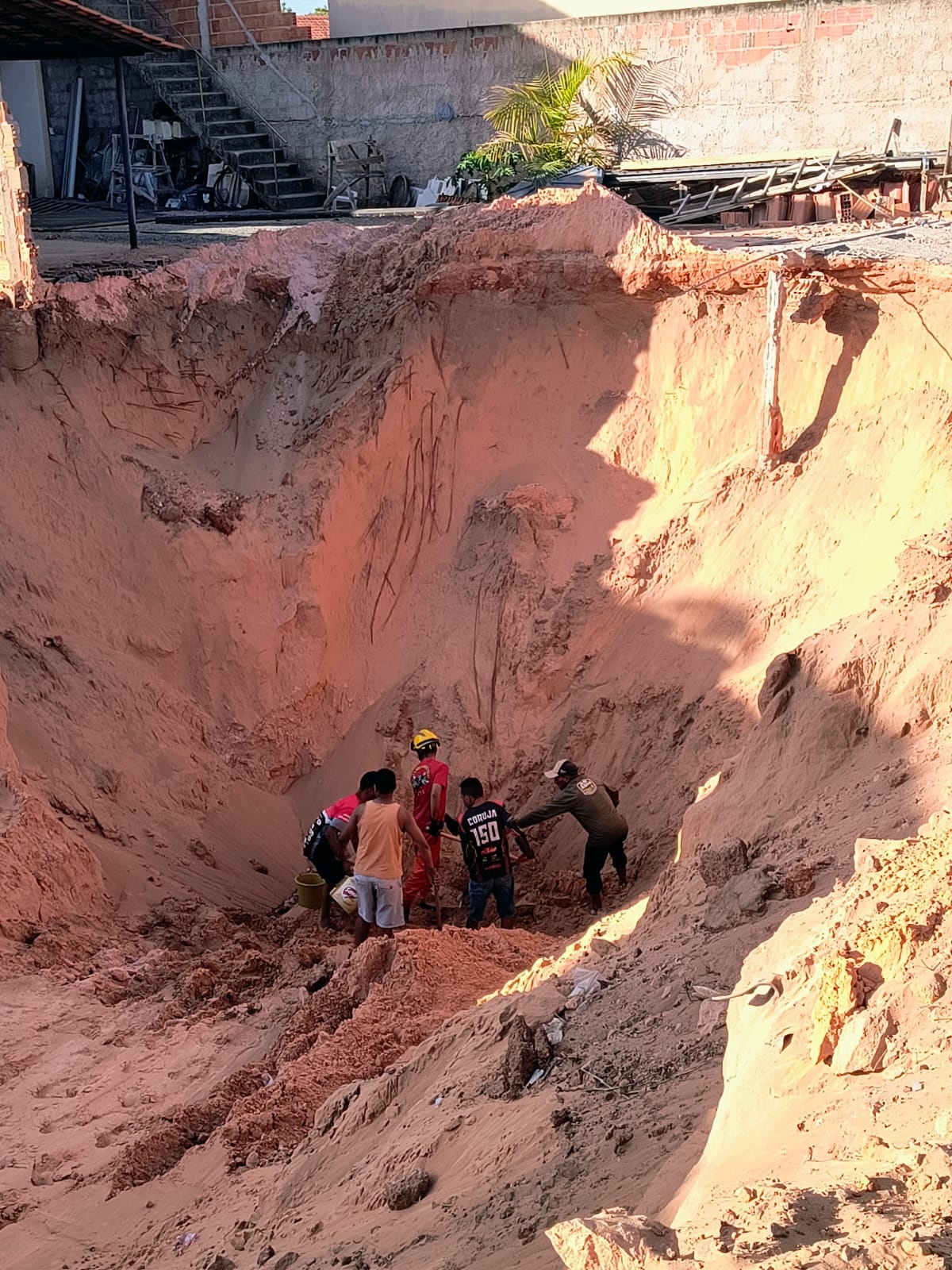 Bombeiros encontram corpo de homem soterrado enquanto cavava poço no Piauí