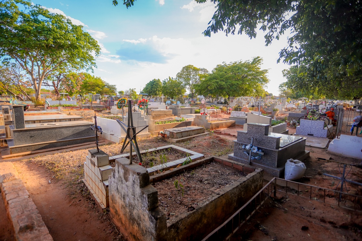Cemitérios recebem mutirão de limpeza e revitalização para o Dia de Finados