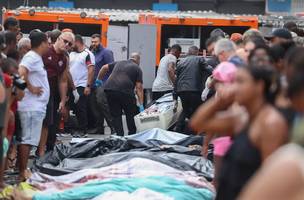 Moradores retiram cerca de 60 corpos em área de mata após megaoperação no RJ (Foto: Divulgação)