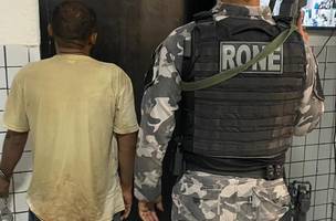 PM captura homem armado com mandado de prisão em aberto na zona Sul de Teresina (Foto: Divulgação)