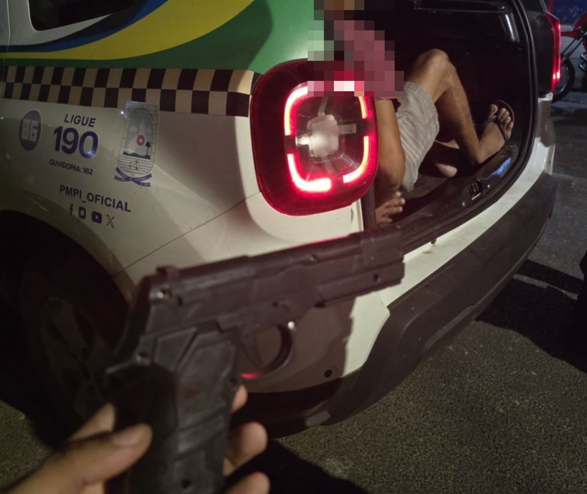 Homem embriagado é preso com simulacro de arma em  fiscalização de trânsito