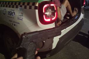 Homem embriagado é preso com simulacro de arma em  fiscalização de trânsito (Foto: Divulgação)