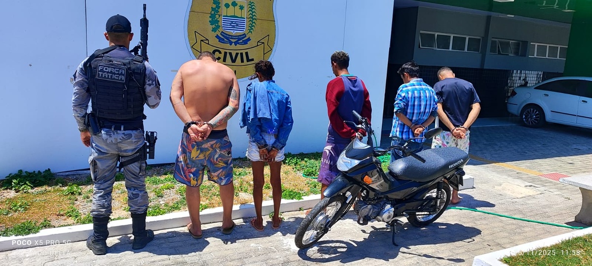 Polícia localiza moto roubada e prende suspeitos em casa ligada a facção