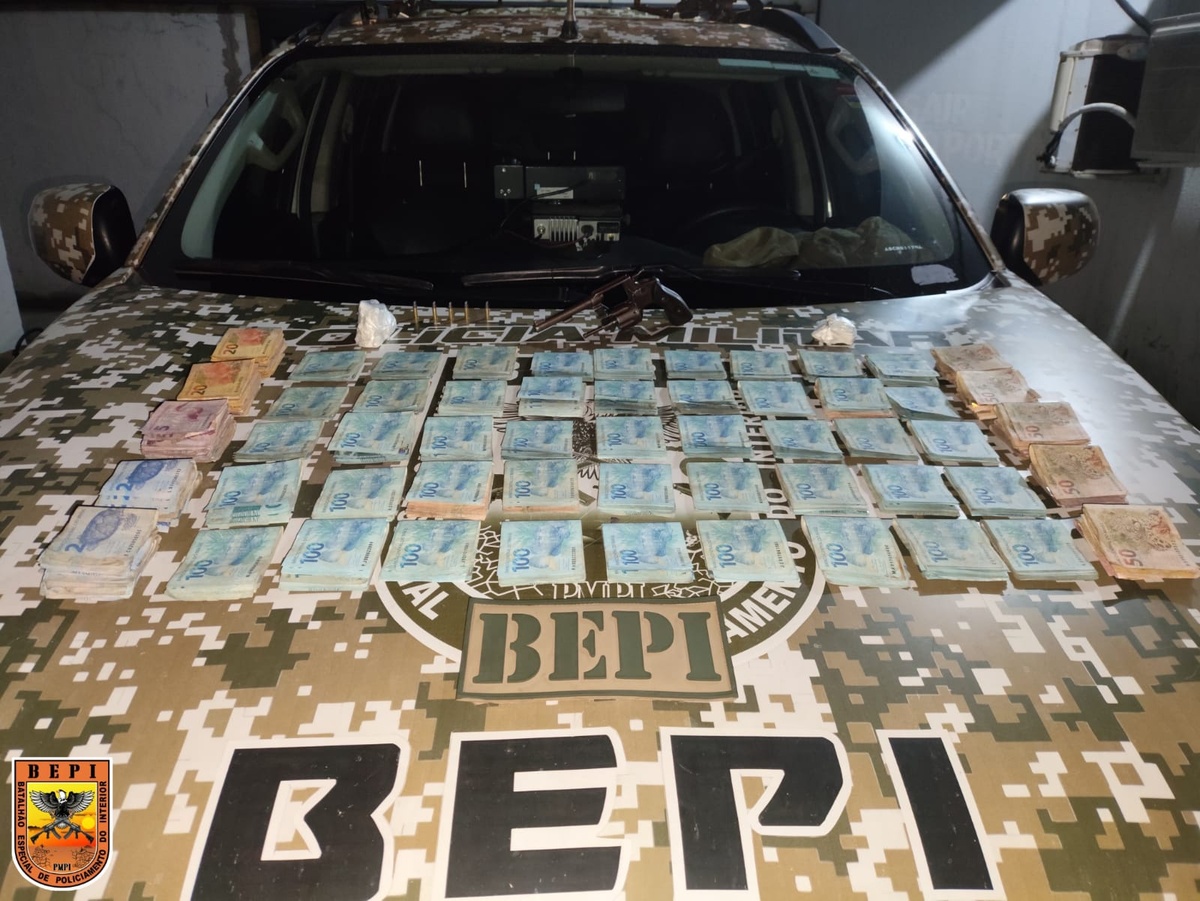 BEPI apreende arma de fogo, drogas e R$ 50 mil durante ação em Teresina