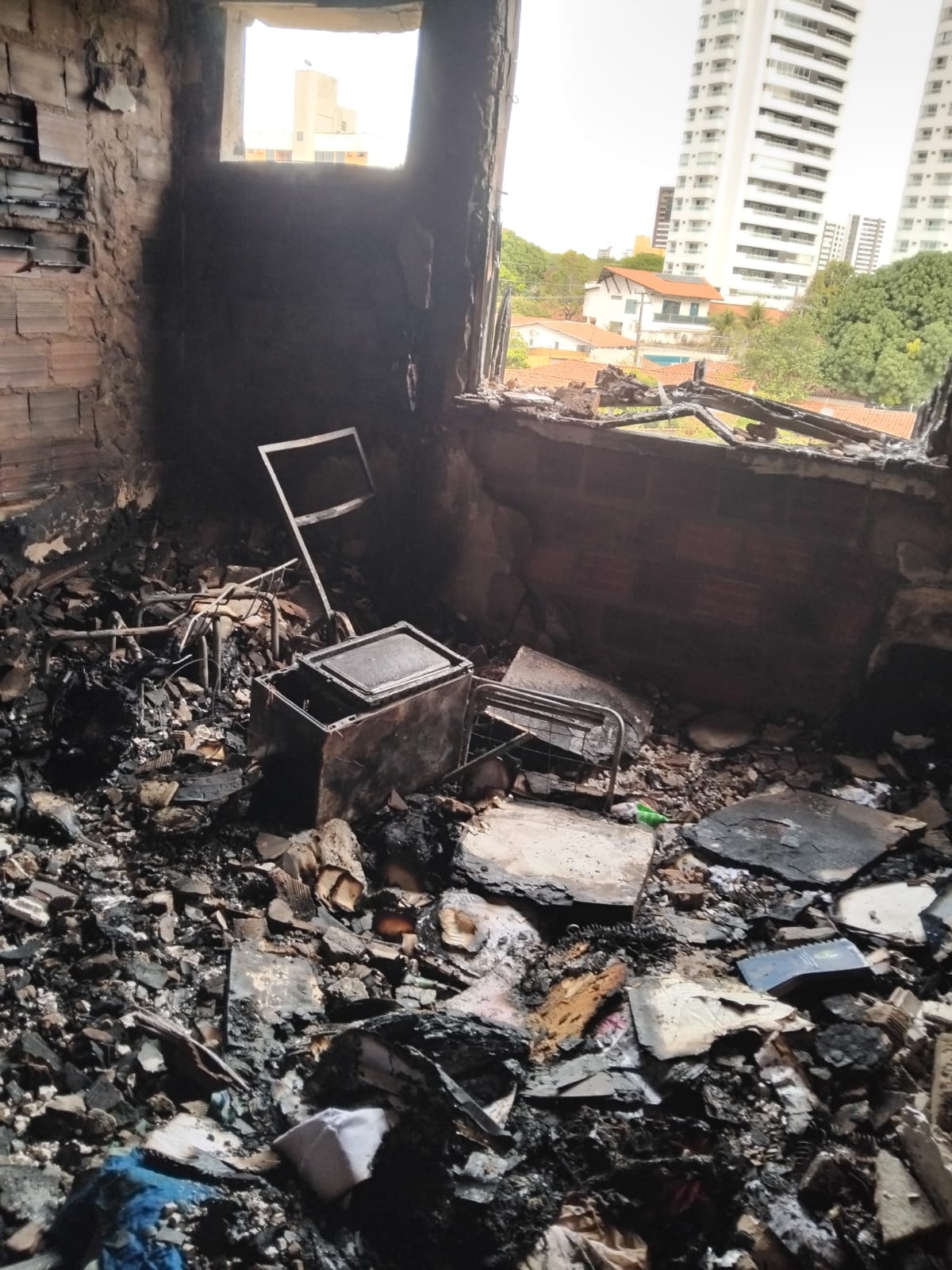 Bombeiros são acionados após incêndio em edifício na zona Leste de Teresina