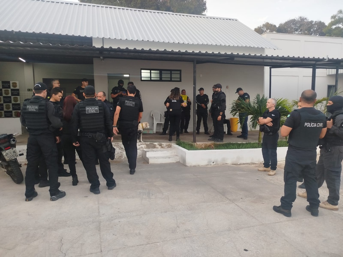 Polícia prende suspeitos de tráfico de drogas e comércio ilegal de armas