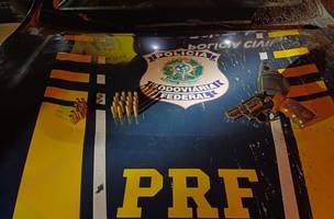 PRF prende motorista por porte ilegal de arma de fogo durante fiscalização (Foto: Divulgação)
