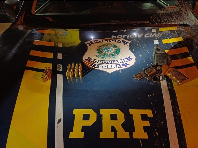 PRF prende motorista por porte ilegal de arma de fogo durante fiscalização