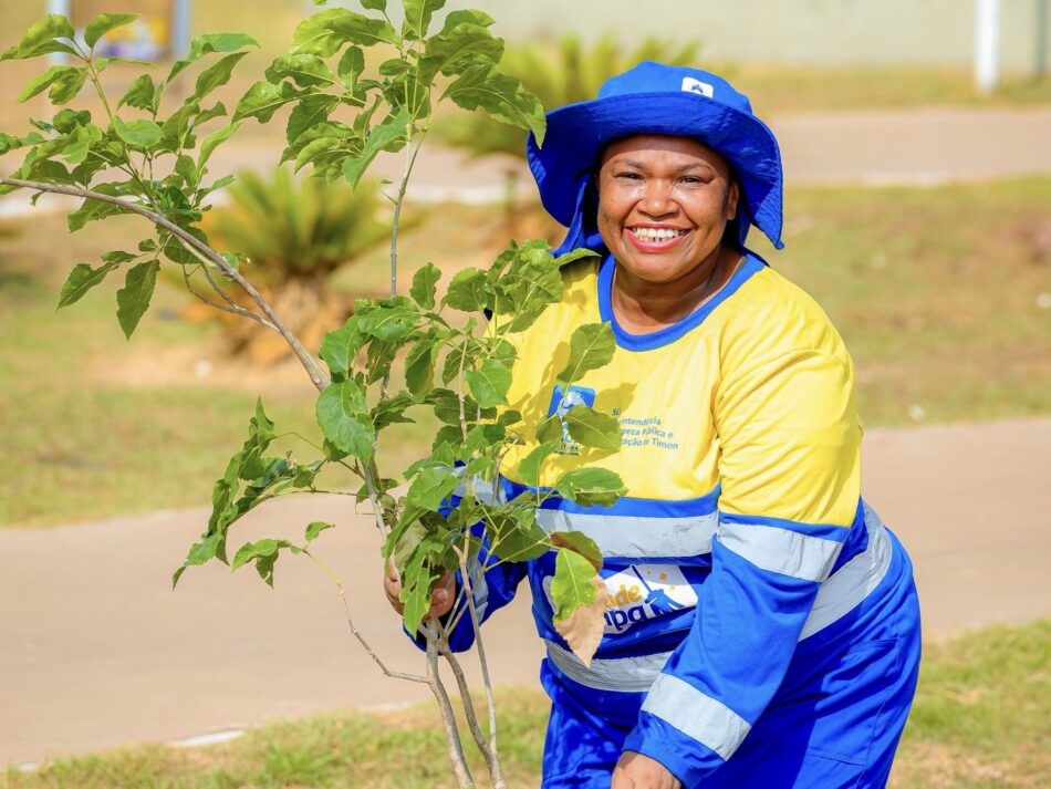 Projeto inicia arborização urbana com plantio de mudas na Praça da Família