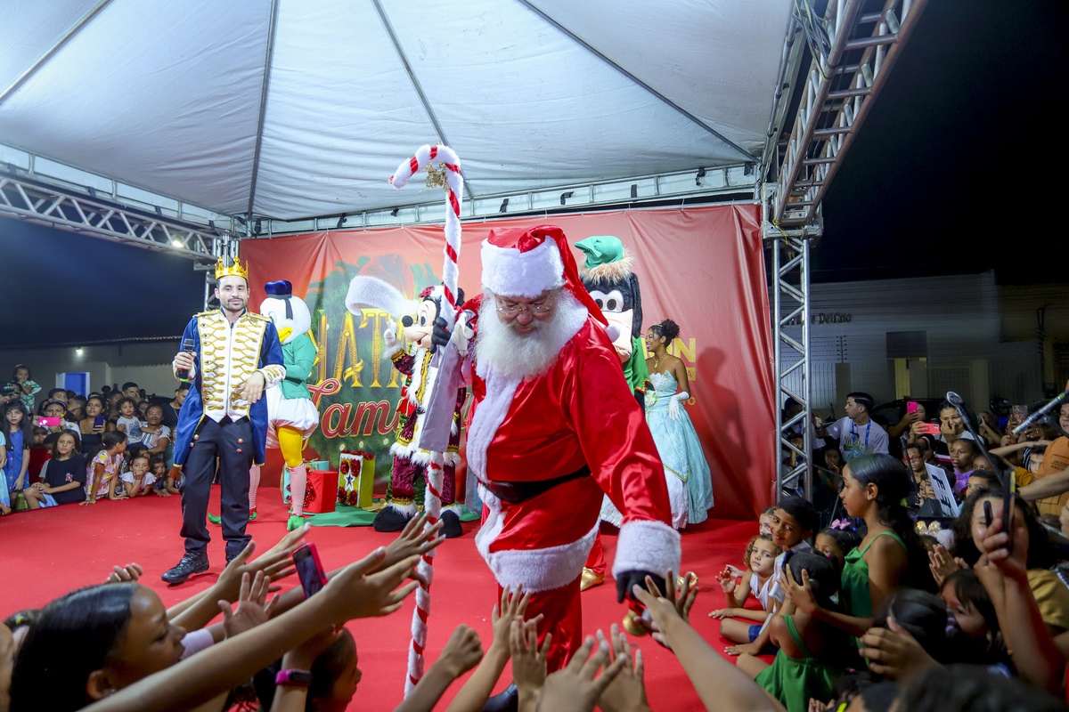 Timon realiza “Natal da Família” e entrega decoração natalina na Praça São José