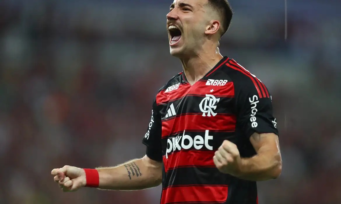 Flamengo derrota Botafogo e assume liderança do Carioca