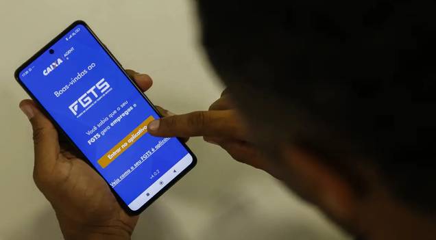 Governo avalia uso do FGTS para quitar dívidas, diz ministro da Fazenda