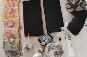 Indivíduo natural de Goiás é preso com drogas, dinheiro e arma de fogo (Foto: Divulgação)