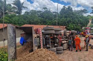 Motorista é resgatados pelos bombeiros após ficar preso às ferragens de caçamba (Foto: Divulgação)