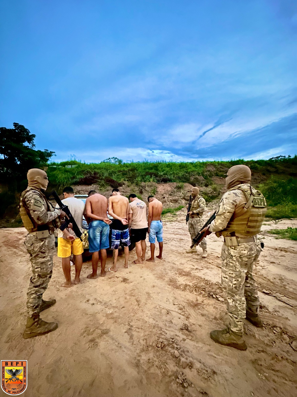 PM apreende drogas e arma de fogo em residência na zona Sudeste