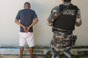 PM prende suspeito com objetos ilícitos em casa abandonada em Teresina (Foto: Divulgação)