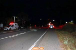 Colisão entre carro e moto deixa homem morto na BR-407, em Geminiano (Foto: Cidades na Net)