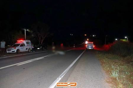 Colisão entre carro e moto deixa homem morto na BR-407, em Geminiano