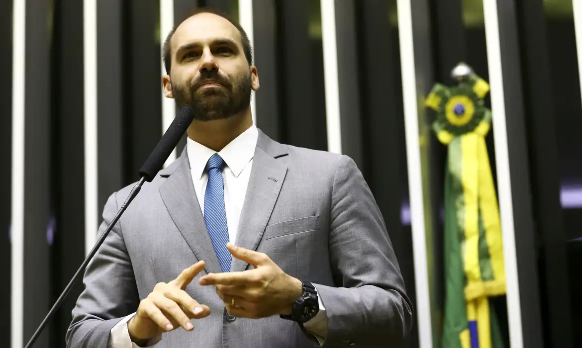 Deputado é investigado por incitar EUA a adotarem ações contra Moraes