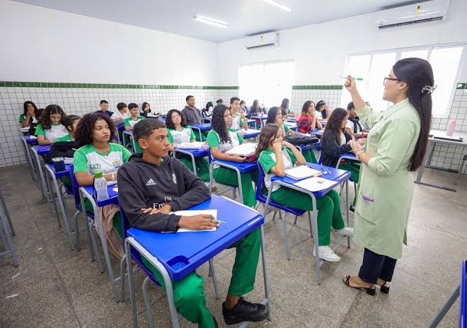Governo concede reajuste salarial e promoções aos profissionais da educação