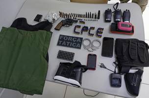 Homem é preso com arma de fogo e diversos equipamentos de uso restrito no Piauí (Foto: Divulgação)