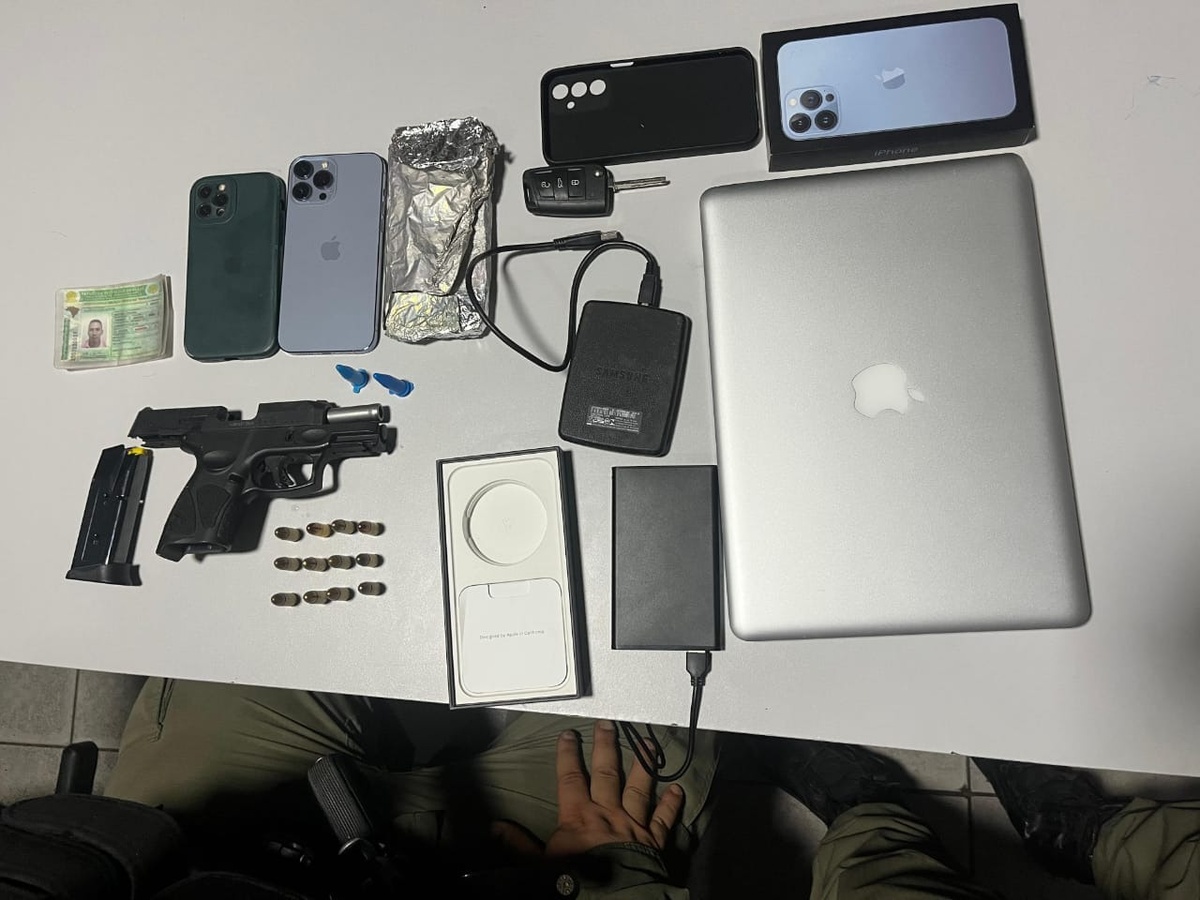 Homem é preso com pistola ilegal, droga e celulares na Ponte Metálica