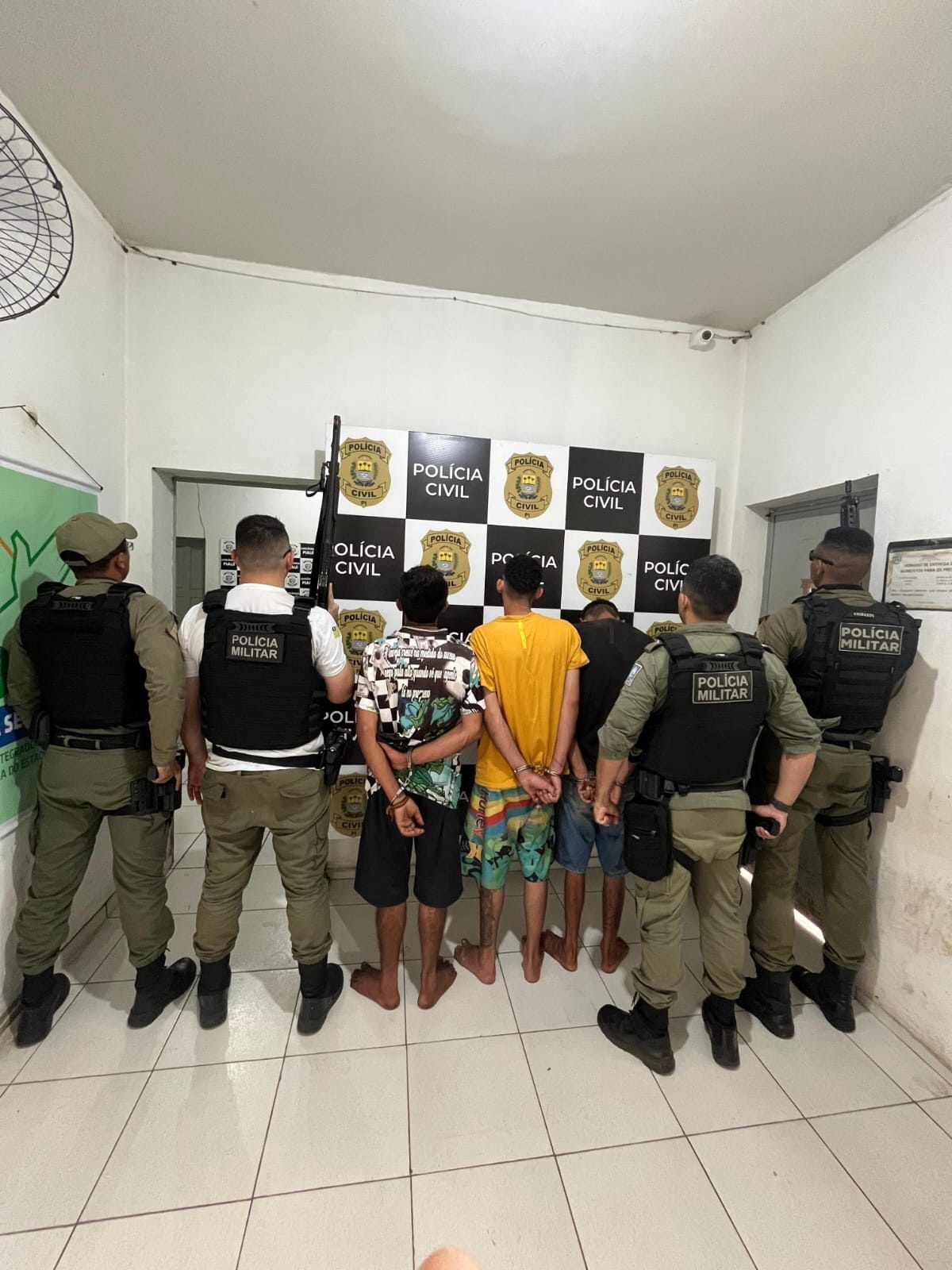 Homens são presos após tentarem assaltar policiais em veículo descaracterizado