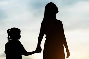 Mães solo enfrentam barreiras na garantia de direitos aos filhos (Foto: Freepik)