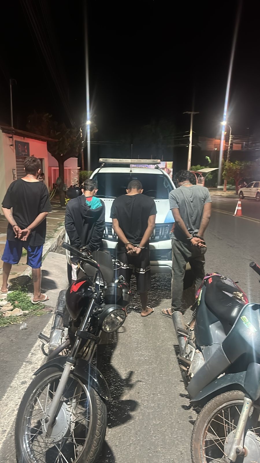 PM apreende motos adulteradas e conduz quatro suspeitos à delegacia