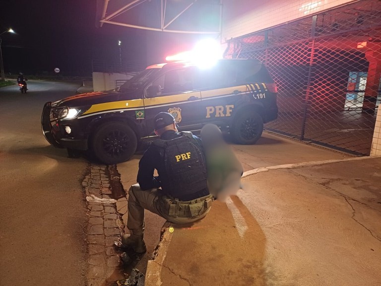 PRF resgata criança de 09 anos que era usada para pedir esmolas na BR-316