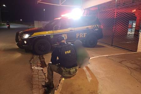 PRF resgata criança de 09 anos que era usada para pedir esmolas na BR-316