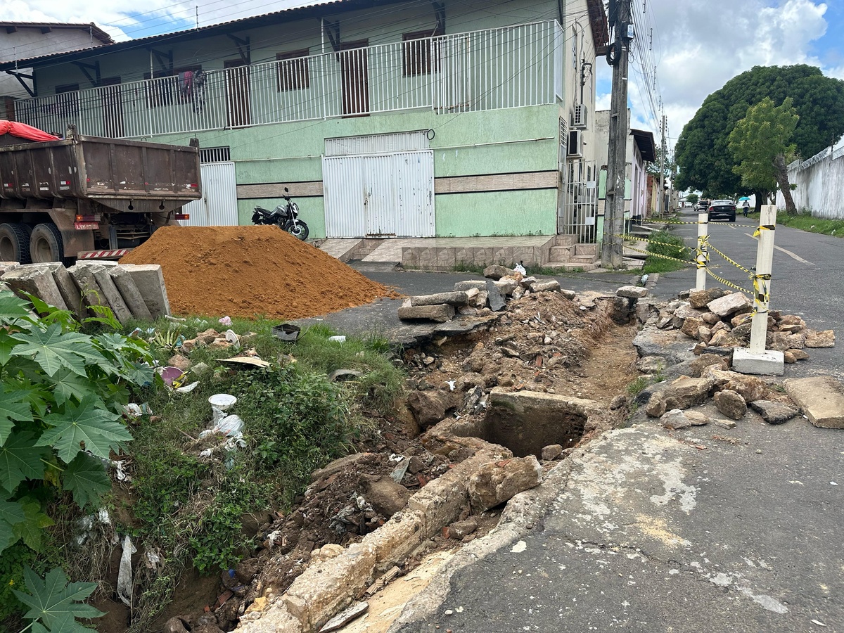 SDU faz obra emergencial após formação de cratera em bairro da zona Sul