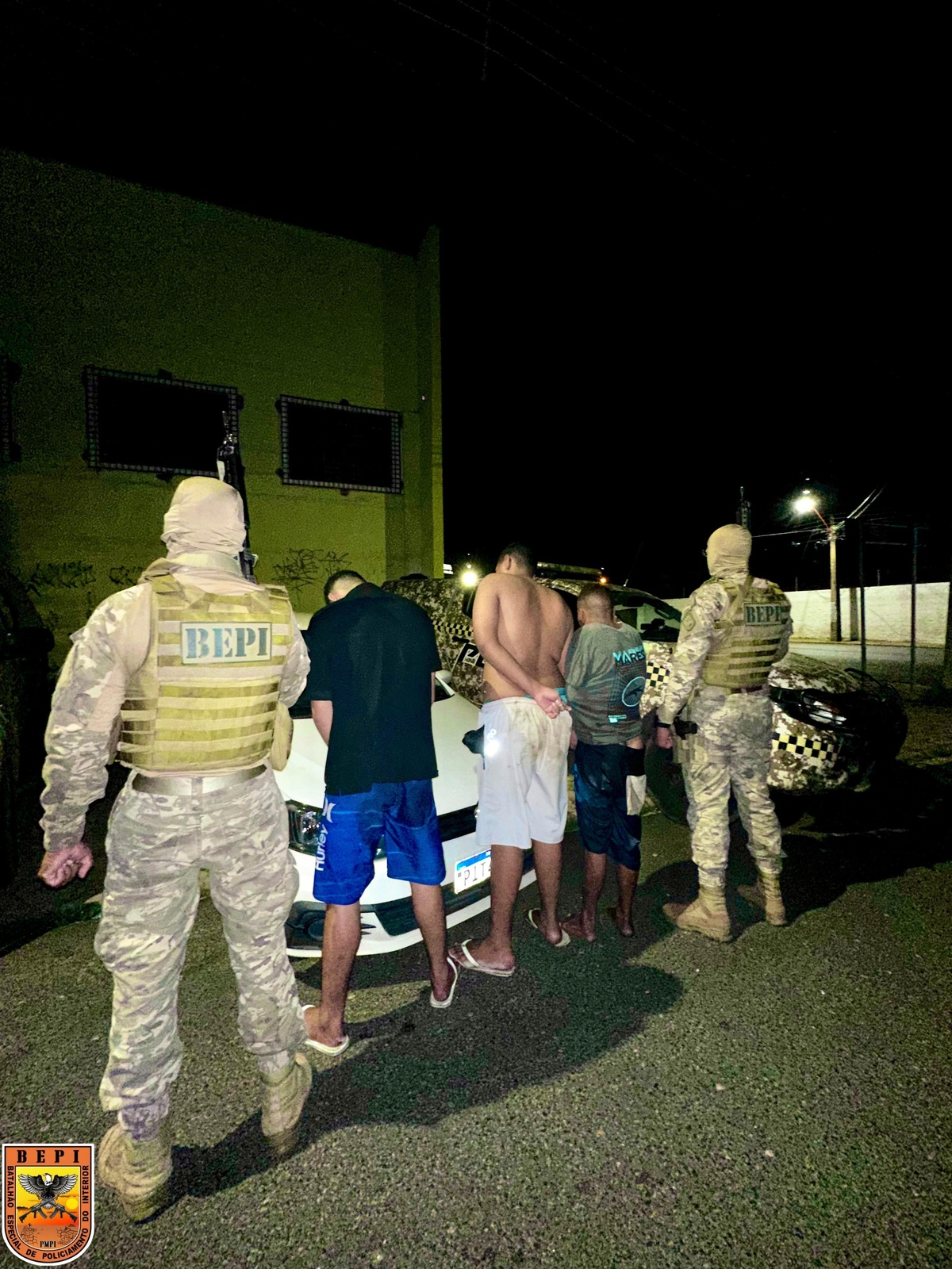Trio é preso com celulares, rádios comunicadores e arma caseira em Teresina