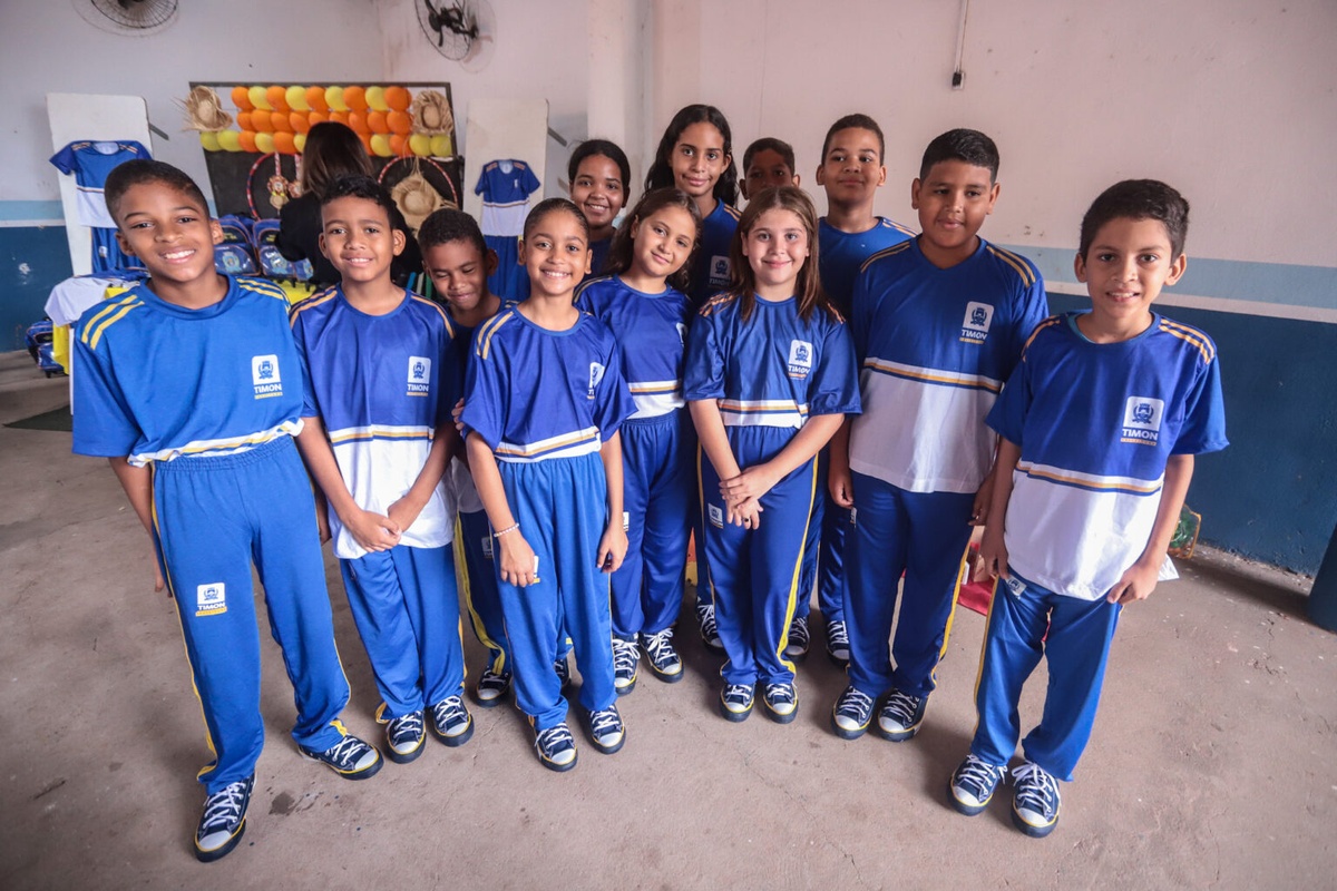 Alunos de dez escolas recebem fardamento da Prefeitura de Timon