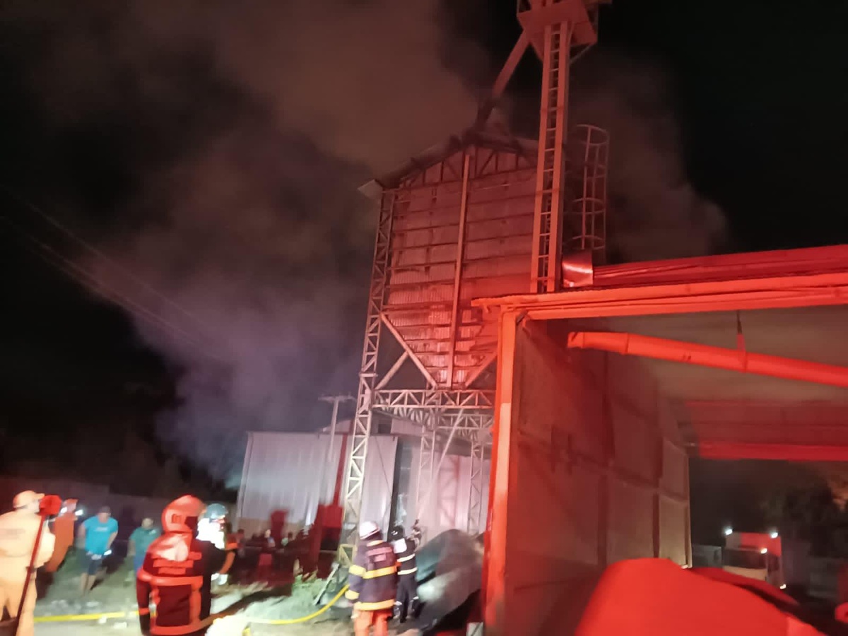 Bombeiros combatem incêndio de grande proporção em fábrica em Teresina