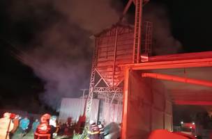 Bombeiros combatem incêndio de grande proporção em fábrica em Teresina (Foto: Divulgação)