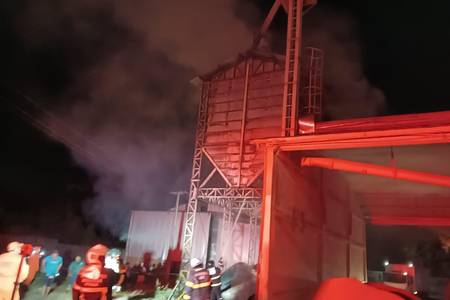 Bombeiros combatem incêndio de grande proporção em fábrica em Teresina