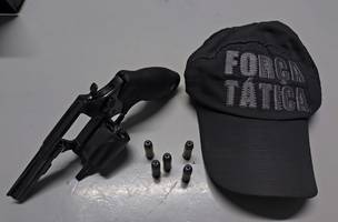 Homem é flagrado com arma de fogo na zona Sudeste de Teresina (Foto: Divulgação)