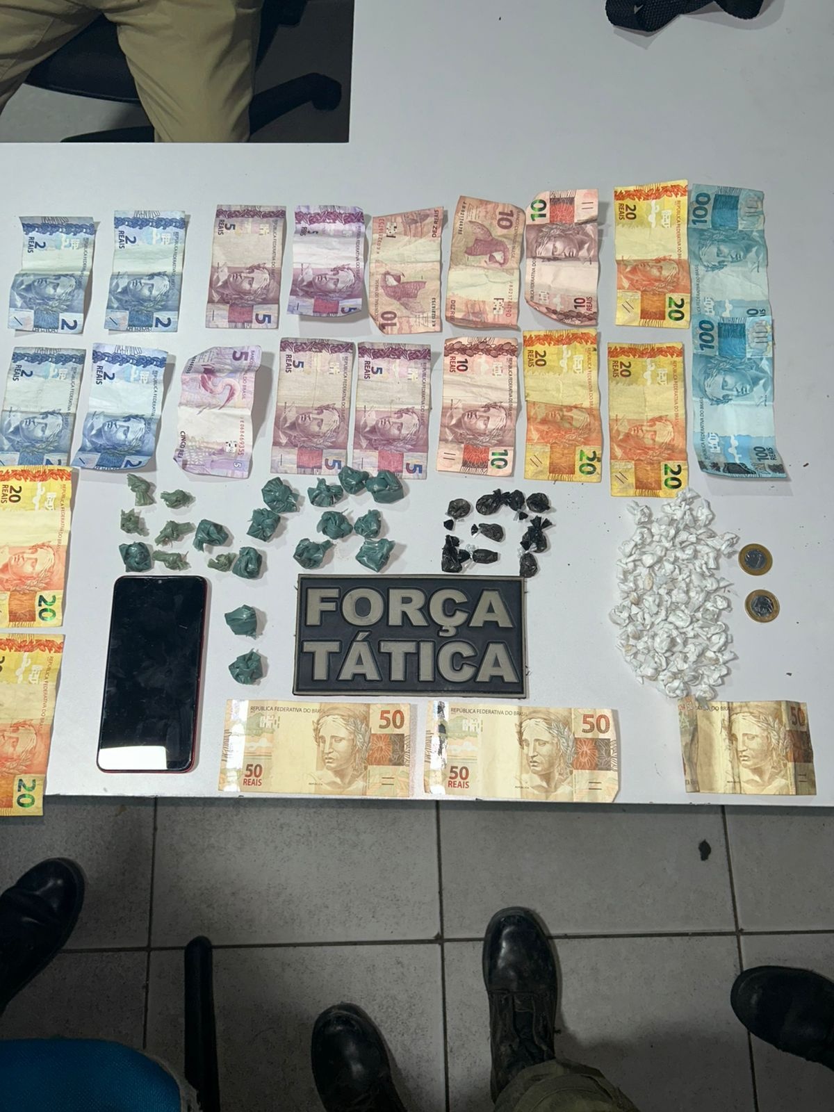 Homem é preso por tráfico de drogas e companheira por desacato no Piauí