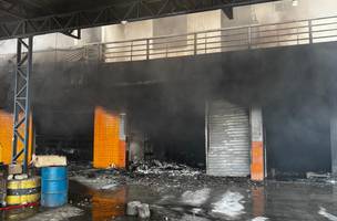 Incêndio atinge loja de autopeças e bombeiros são acionados no Piauí (Foto: Divulgação)