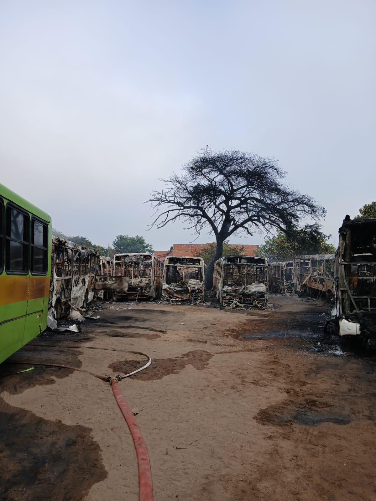 Mais de 10 ônibus escolares são destruídos em incêndio em Teresina; assista