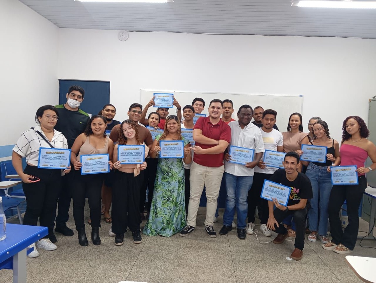 Oficina capacita jovens em comunicação e construção de currículo