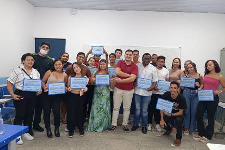 Oficina capacita jovens em comunicação e construção de currículo