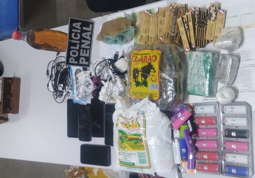 Adolescentes são apreendidos tentando entregar drogas e celulares a irmão preso