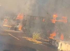 Carreta carregada de algodão tomba e pega fogo no Piauí; assista ao vídeo (Foto: Divulgação)