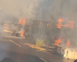 Carreta carregada de algodão tomba e pega fogo no Piauí; assista ao vídeo