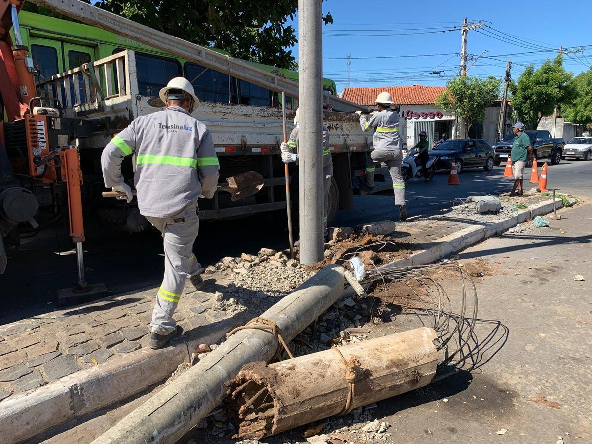 Colisões em postes de energia afetam centenas de pessoas e causam prejuízos